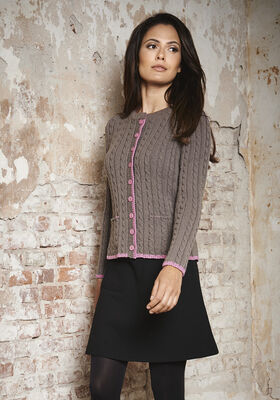 JAKKE MED SNONINGER OG RIB Cool Wool fra Lana Grossa