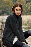 Lana Grossa JAKKE MED SNONINGER I KANTERNE OG KRAVEN ALta Moda Alpaca