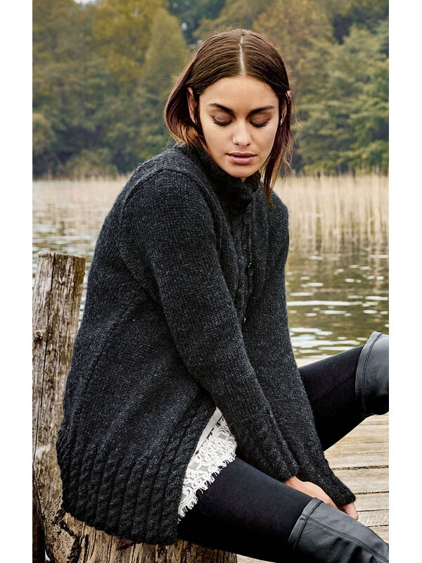 Lana Grossa JAKKE MED SNONINGER I KANTERNE OG KRAVEN ALta Moda Alpaca