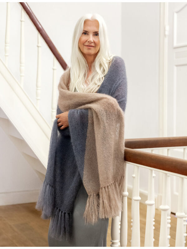 Lana Grossa GLATTSTRIKKET SKJERF I TO FARVE Silkhair - Strikkeopskrift (NO)