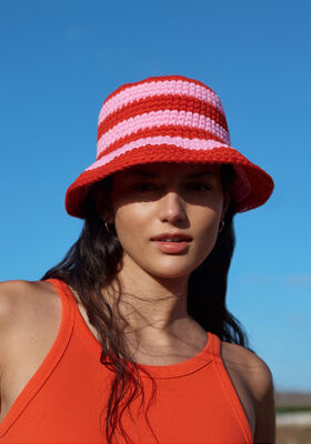 STRIBET HAT I FASTMASKER The Tube fra Lana Grossa