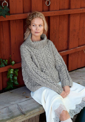 SNONINGSSWEATER MED RULLEKRAVE Natural Alpaca Pelo & Natural Superkid Tweed fra Lana Grossa