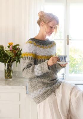 SWEATER MED RUNDT BÆRESTYKKE Natural Alpaca Pelo & Basta fra Lana Grossa